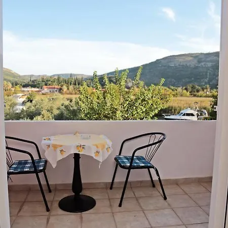 Konalic בית הארחה 3*